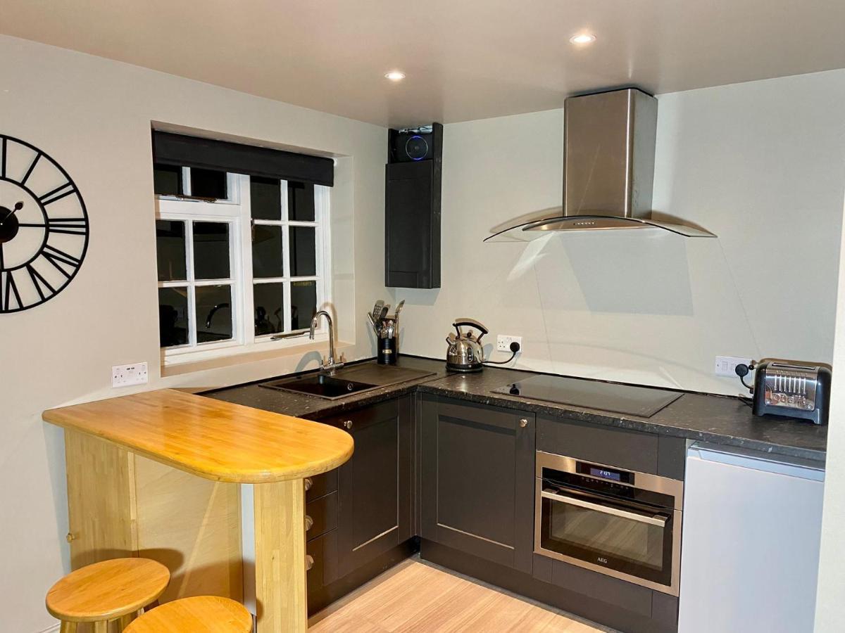 Well Cottage: A Cotswold Cottage At The Heart Of The Village Of Crudwell Екстериор снимка