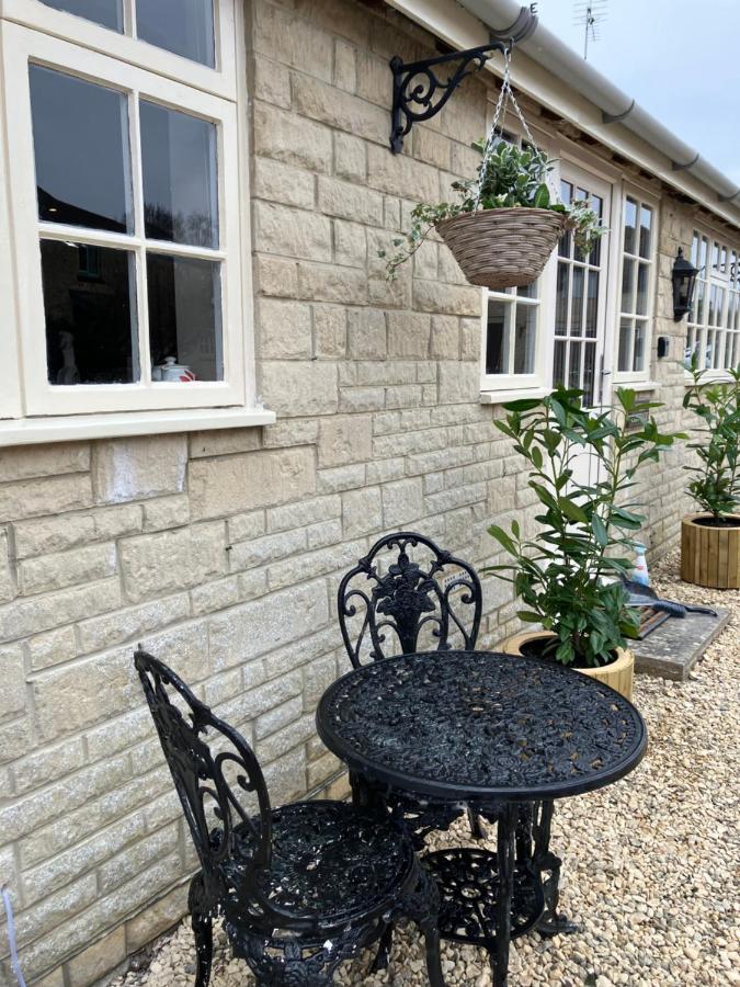 Well Cottage: A Cotswold Cottage At The Heart Of The Village Of Crudwell Екстериор снимка
